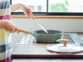 「細かくみじん切りにし、ひき肉の代わりに入れてドライカレーに」24歳女性が節約のために重宝する食材