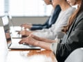 「入社以来ずっと同じ部署」「管理職経験なし」はなぜ？ 女性のキャリア形成を阻む育成格差の実態