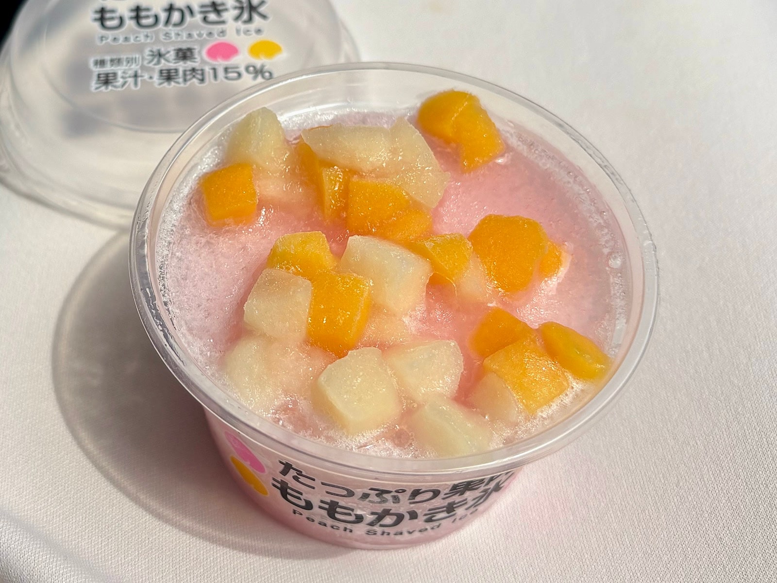 桃の果肉がたっぷり。2種類の桃を楽しめるぜいたくなかき氷です