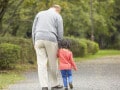 「年金だけでは暮らしていけない」老後の不安はあるけれど…64歳男性が孫への出費を惜しまないワケ