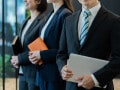 金融業・保険業の「平均年収」はいくら？ 年代別の推移を紹介