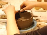 今春のトレンド「陶芸カフェ」でおけいこ