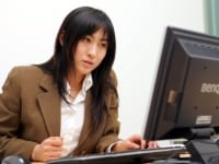  パソコン前で悩む女性