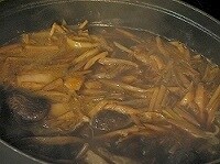 煮込む
