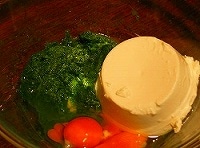 材料をボールに入れ混ぜる