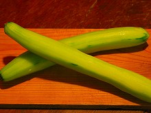 キュウリの皮をむく