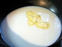 バターを牛乳に溶かす