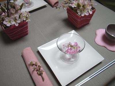 夜桜を楽しむ