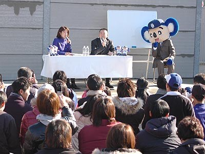 実はこの写真の真ん中の人がドアラブレイクの陰の立役者