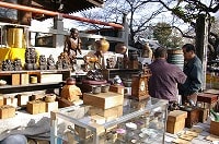 新井薬師名物の骨董市に行ってみよう