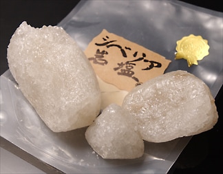 太古の塩を削るアクションも魅力　シベリア岩塩の塊を取寄せる