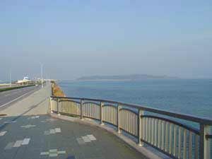海中道路から浜比嘉島を見る