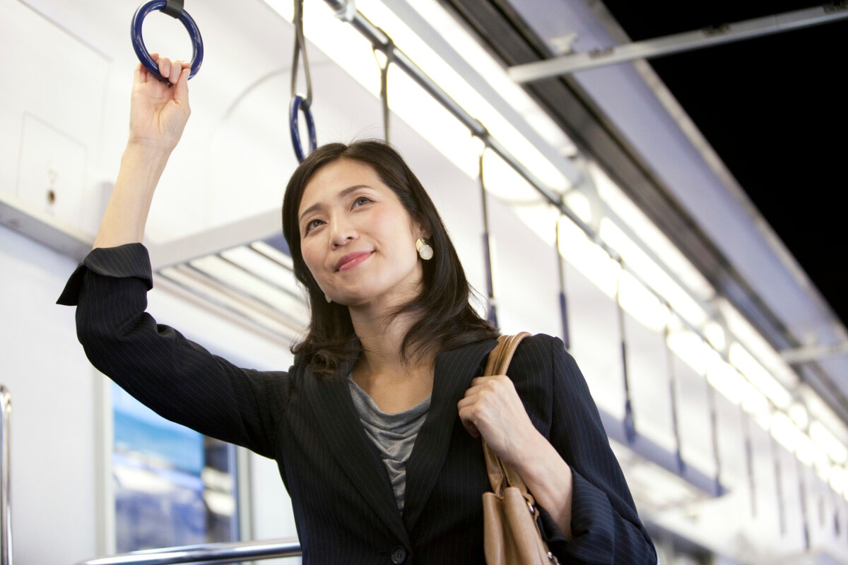 通勤電車で美脚づくりエクササイズ……移動時間をフル活用！ [パーツ別ダイエット方法] All About