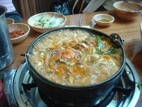 美味しさ満点！韓国式しゃぶしゃぶを食べる