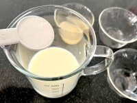 半量の牛乳にグラニュー糖を入れ、1000wの電子レンジで1分加熱します。グラニュー糖が完全に溶けるように、よく混ぜます。
