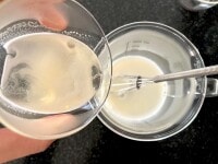 大さじ3の水（分量外）に粉ゼラチンをふり入れ、ふやかします。1000wの電子レンジに30秒かけます。溶かした粉ゼラチンを牛乳に加え、よく混ぜます。