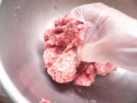 ひき肉と塩をボウルに入れ、粘りが出るまで手でこねる。