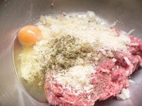 たまねぎ、ニンニクはみじん切りにする。<br />
<br />
（3）に、たまねぎ、ニンニク、卵、パン粉、粉チーズ、こしょう、パセリを加えて、手でしっかり混ぜる。
