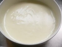 室温のバター10gと小麦粉大さじ2を練り混ぜ、牛乳200ccで伸ばし、レンジで1分加熱しては混ぜてを3回くり返し、塩とこしょうで調味する。<br />
<br />
■<a href="https://allabout.co.jp/gm/gc/7203/">レンジホワイトソースの詳しい作り方はこちら</a>。