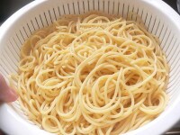 スパゲッティは表示通りに茹でてザルに取り、オリーブオイルを回しかけて混ぜる。