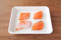 <p>鮭は食べやすいよう一口大に切る。</p>
