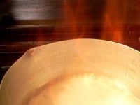 煮立ったら、蒸発してるアルコール分に着火ライターで火をつけ、2～3秒燃やし、蓋をして火を消す。<br />
<br />
※アルコール分は、火をつけて抜くと旨味と香りが増すが、煮立てて蒸発させるだけでも抜けるので、やり易い方法で。