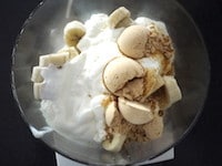 凍らせたバナナ、ヨーグルト、はちみつ、きな粉をフードプロセッサーにいれ、全体が滑らかになるまで攪拌します。