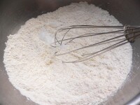ボウルに薄力粉とベーキングパウダーを入れ、泡だて器でグルグル混ぜ、砂糖と塩を入れてグルグル混ぜる。