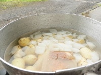 鍋に里芋、コンニャク、ごぼう、水、だしパックを入れて煮る。