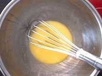 ボウルに卵とサラダ油を入れ、全体がもったりするまで泡立て器で攪拌します。