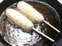 フライパンに高さ2～3cmほど油を入れて熱し、（8）を入れ、菜箸で転がしながら4分ほど揚げる。