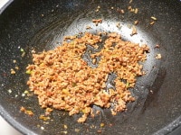 ひき肉がポロポロになったら、豆板醤を入れて、軽く炒め合わせる。