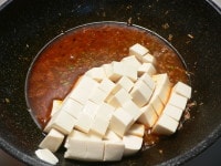 水気を切った豆腐を入れて2～3分煮る。
