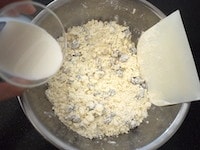 刻んだくるみ、レーズンを加え、全体に均等になるようにざっと混ぜ合わせます。牛乳を加え、生地をひとまとめにします。