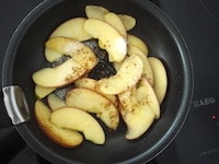 フライパンにバター、グラニュー糖大さじ1とシナモンパウダーを入れ、中火で薄切りにしたりんごをしんなりするまで炒めたら、皿などに取り出します。