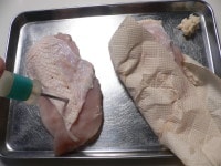 鶏肉は余分な油を取り除き、水気を拭き、竹串などで数カ所突く。