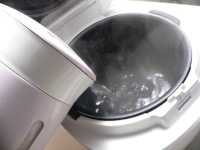 湯を沸かして炊飯器に入れる。