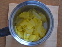 ヤーコンを小さめのイチョウ切りにします。鍋にヤーコン、レモン汁、砂糖を入れたら、中火で15分煮詰めます。鍋底が焦げないよう気をつけてください。