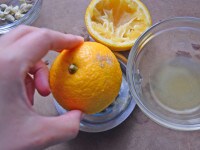 柚子をよく洗ったら、横半分に切り、果汁を絞ります。このとき種は取り除きます。
