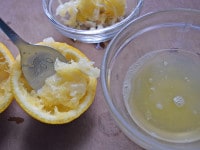 果汁を絞り切ったら、スプーンなどを使って薄皮を取り除きます。