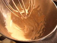 生クリームの半量を、もったりと筋がつく程度に泡立て、チョコレートと合わせて、泡立て器で混ぜます。全体が混ざったら、残り半量の生クリームに加えて、ゴムべらで均一になるまでよく混ぜます。