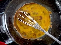 溶きほぐした卵を加え、全体が滑らかになるまでよく混ぜます。