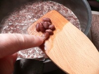指で小豆を押してみて、簡単につぶれるようであれば火を止める。<br />
<br />
※この時、湯が少ないようであれば、小豆がすっぽり隠れる位まで、水を足す。