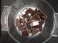 チョコレートを溶かす
