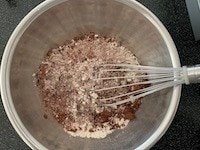 ホットケーキミックス、カカオパウダー、グラニュー糖をダマがないように全体を混ぜておきます。