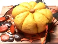 かぼちゃクッキーを散らして、クッキー生地で作ったかぼちゃの芯をのせて、かぼちゃの種を散らしてハロウィンぽく飾り付け。