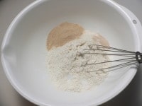 ボウルに強力粉、塩、砂糖、ドライイーストを入れ、泡だて器でぐるぐる混ぜる。