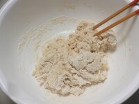 生クリームと水を入れ、箸でぐるぐる混ぜて、粉全体に水分を行き渡らせ、ラップをかぶせて10分置く。