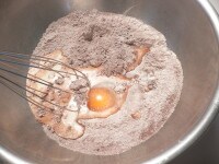 卵と牛乳を入れ、泡だて器でグルグル混ぜ、油を入れて混ぜる。