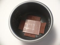 油をつけたペーパーで内釜の内側を拭き、底に板チョコを敷く。